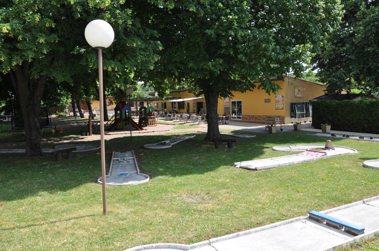 Mobil Homes Xxl2 4 Chambres - Camping Le Ranch Des Volcans Châtel-Guyon المظهر الخارجي الصورة